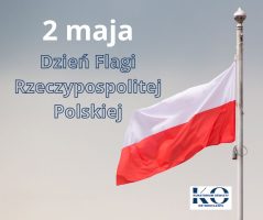Flaga Polski na maszcie na tle pochmurnego nieba. Obok widnieje napis: ‘2 maja – Dzień Flagi Rzeczypospolitej Polskiej’. W prawym dolnym rogu znajduje się logo Kuratorium Oświaty we Wrocławiu.